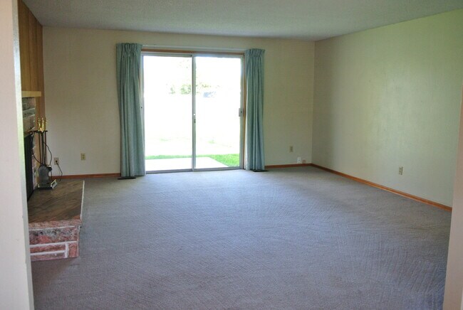 Foto del edificio - Conveniently Located 3 Bedroom Ranch Style Home with Large Fenced Backyard