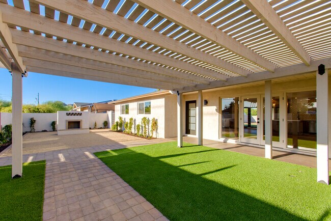 Foto del edificio - Beautiful 4 Bedroom, 3 Bath Home on an Oversized 18,000 Sq Ft Lot