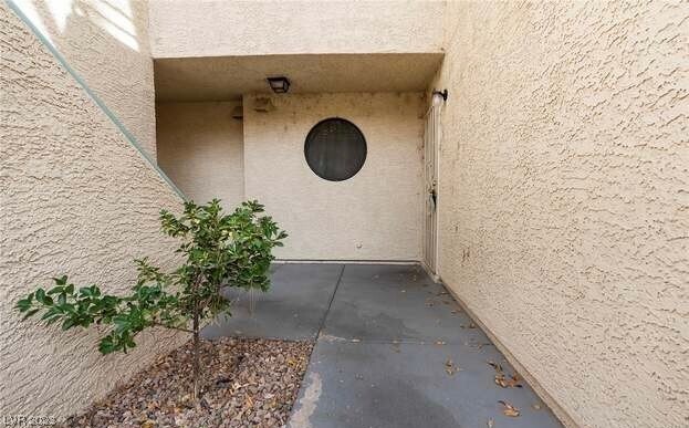 Building Photo - 860 N Sloan Ln