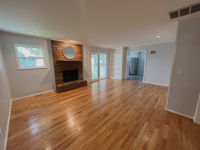 Foto del edificio - Location, Size, & Convenience!!
