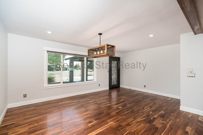 Building Photo - 526 N Pepperwood Ct