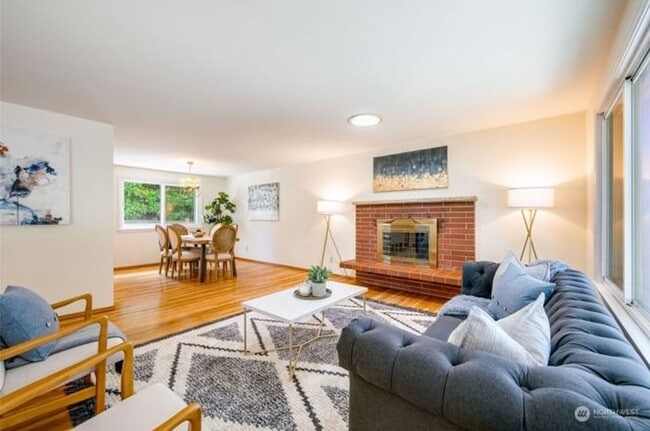 Building Photo - Beautiful Burien Home, Top Floor of Home for Rent