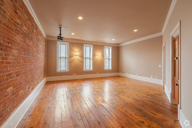 1BR, 1.5BA - 3,000SF, Great Room - 2 N Washington St