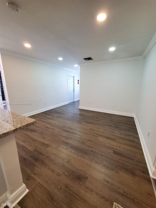 Building Photo - 5 br, 2 bath House - 132 NW 8th Ave