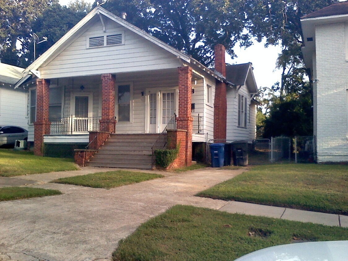 Primary Photo - 329 Columbia St