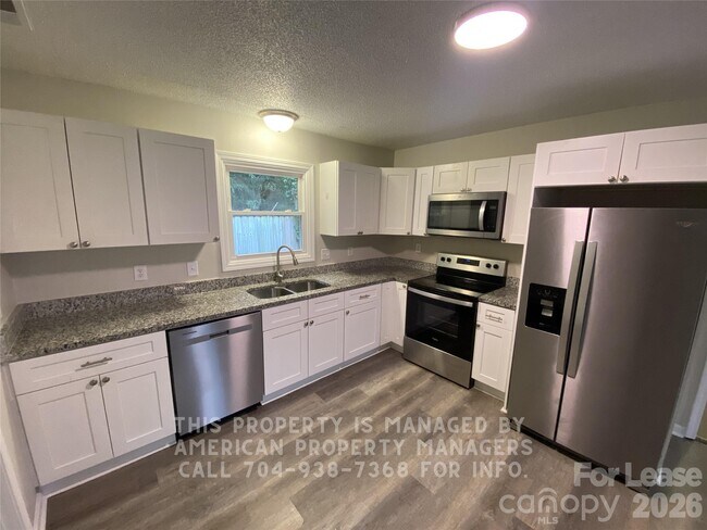 Foto del edificio - 135 Earnhardt Ave