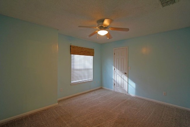 Building Photo - Charming Three Bedroom Home on Ameila Island