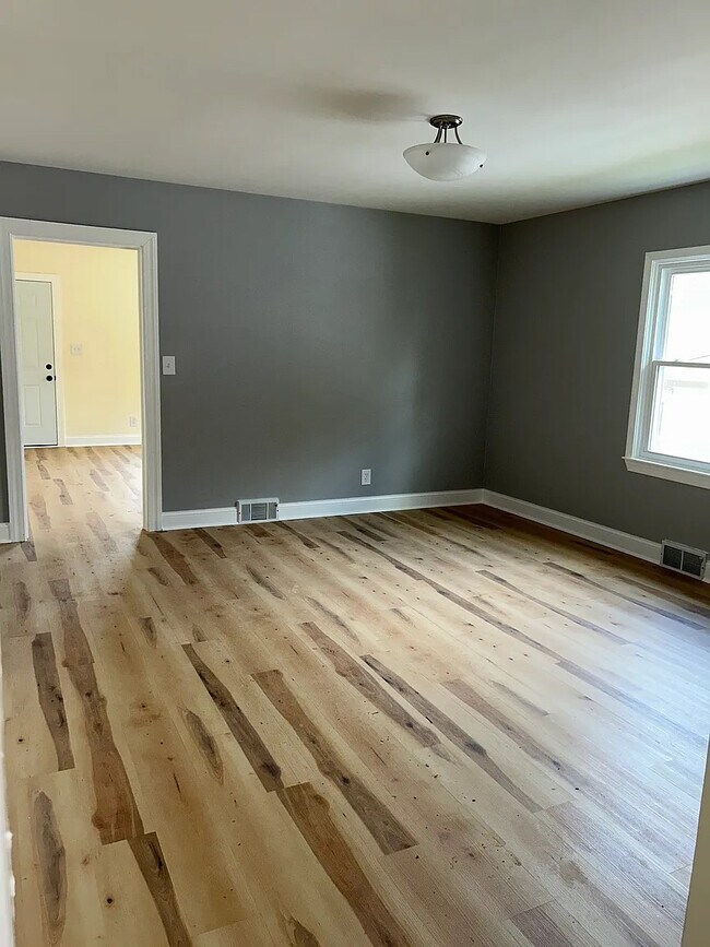 Foto del edificio - Room in Duplex on Richardson Ave