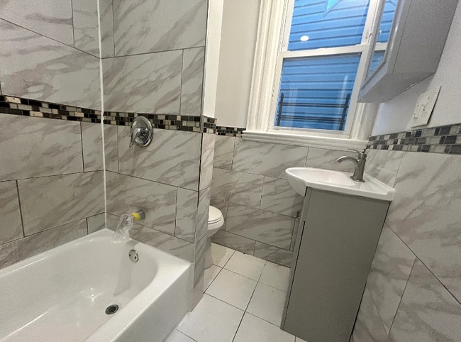 Foto del edificio - 182 Seymour Ave