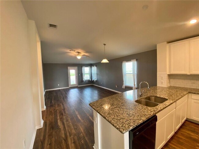 Building Photo - 204 Sunshine Ln