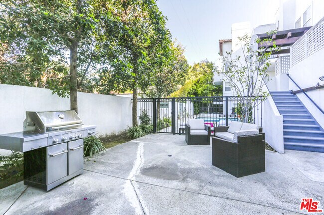 Foto del edificio - 1031 N Crescent Heights Blvd