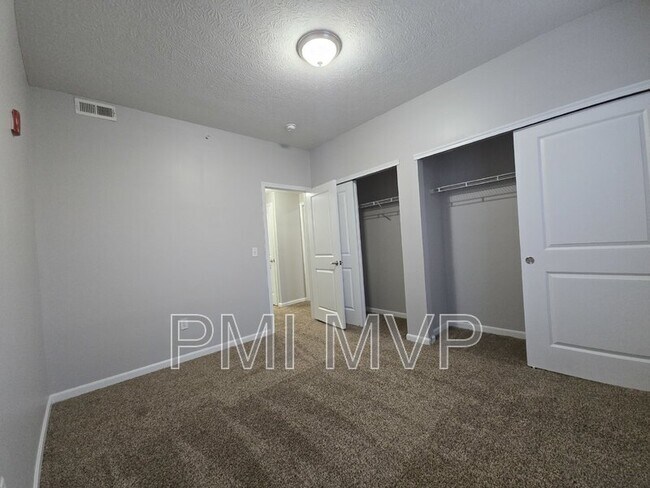 Foto del edificio - 898 Taylor Station Rd