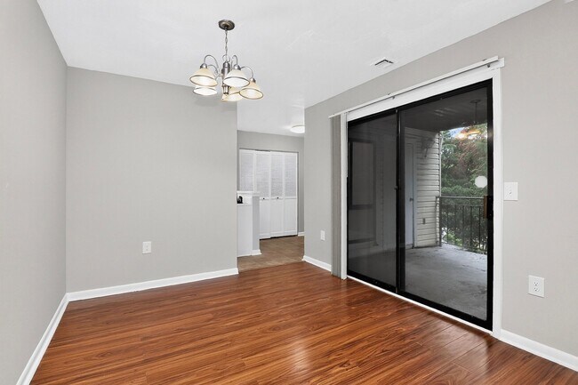 Foto del edificio - 4804 Spring Lake Dr