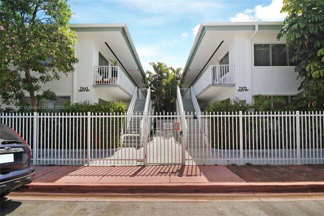 Foto del edificio - 7945 Carlyle Ave
