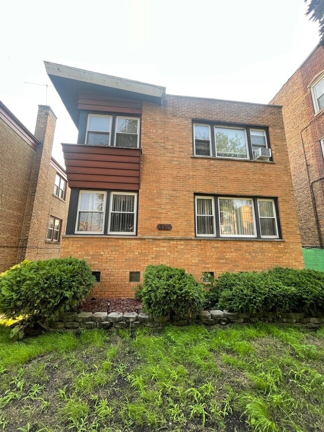 Building Photo - 8832 S Harper Ave