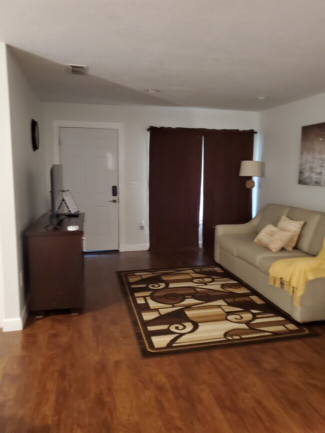 Living Room - 626 Heatherton Vlg