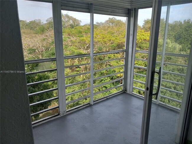 Foto del edificio - 4121 Stirling Rd