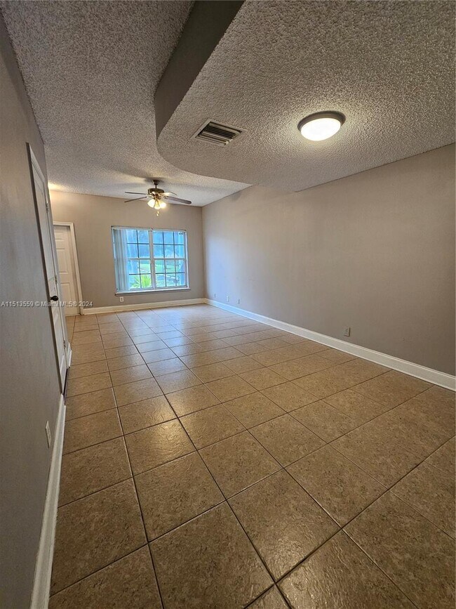 Building Photo - 4902 SW 31st Terrace