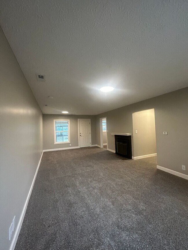 Building Photo - 3 Bed NEWLY REMODELED! Multiple Lease Opti...