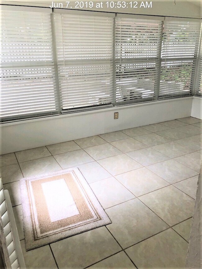 10 x 15 ft living room - 819 E 22nd Ave