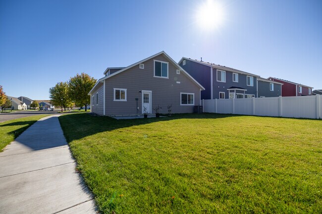 Rear yard - 1110 Monroe Ct