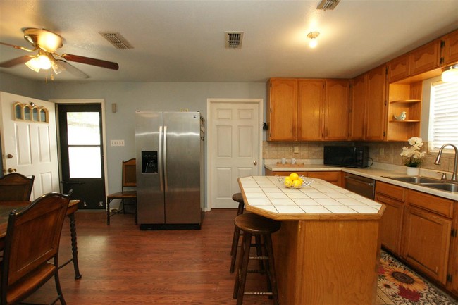 Building Photo - 307 Gutierrez St