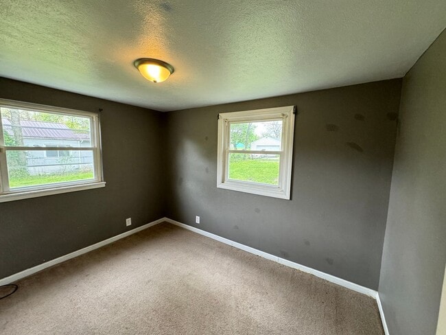 Building Photo - 2-Bedroom, 1-Bathroom Home – $995/Month
