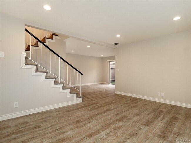 Building Photo - 7321 Lennox Ave