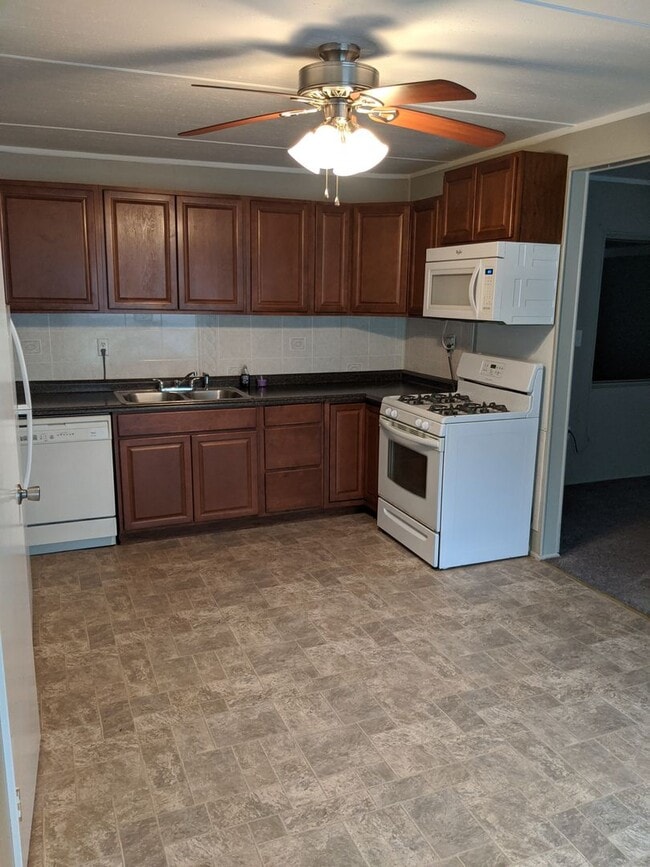 Building Photo - Cozy Cottage Available!