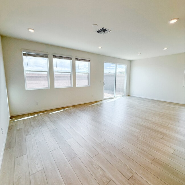 Foto del edificio - 7061 Cottage Vis Ave