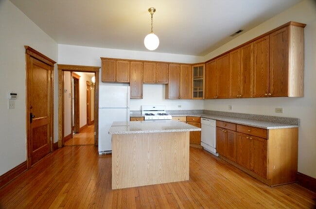 Building Photo - 1742 W Addison St