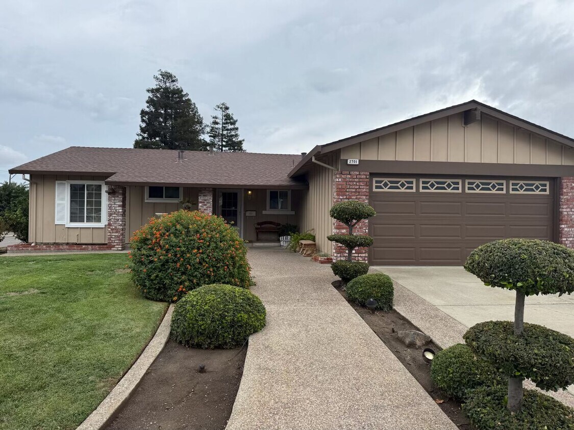 Primary Photo - IMMACULATE CORNER 3 BEDROOM/2BATH SINGLE S...