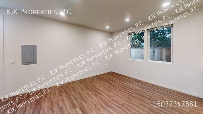 Building Photo - Modern Luxury Townhome: Convenient Urban L...