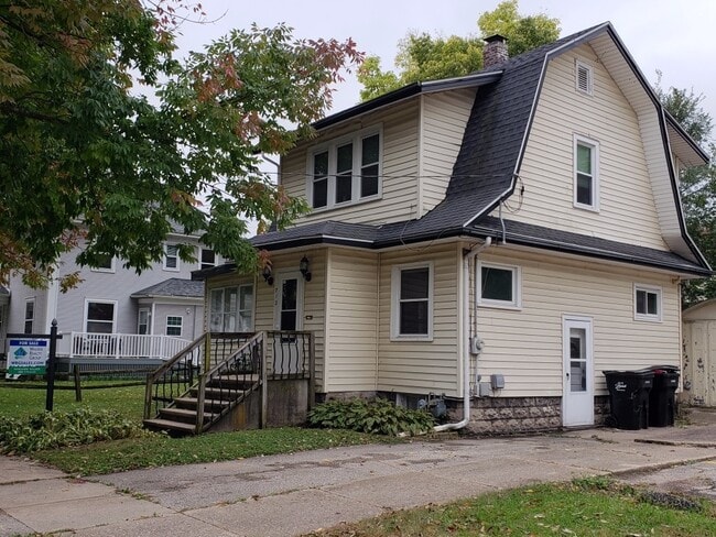 Building Photo - Pet Friendly 2BR House on Beloit's West Side