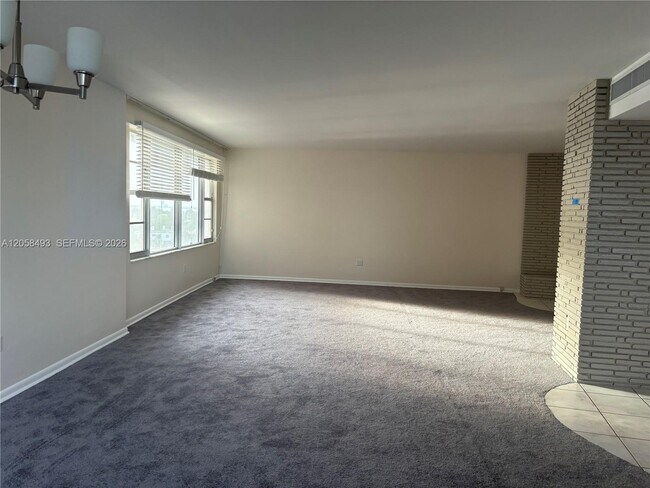 Foto del edificio - 5255 Collins Ave