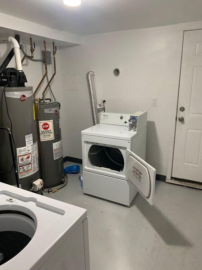 Foto del edificio - Spacious south side 3-bedroom beauty