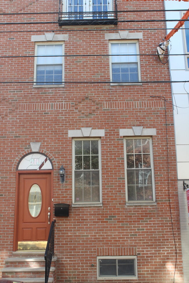 Building Photo - 910 S 21st St