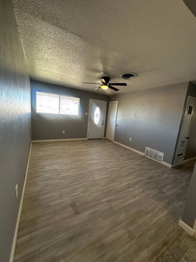 Foto del edificio - 2206 Lyndale Dr