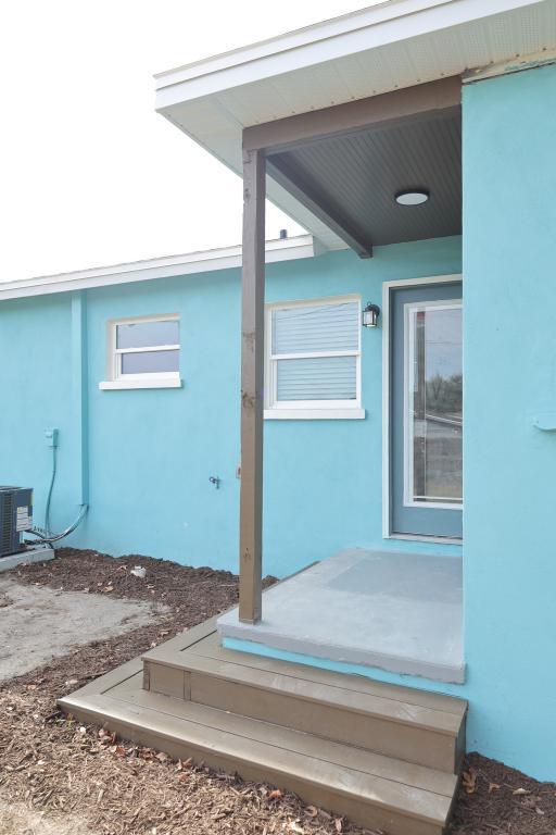 Building Photo - 1723 Bush Ave