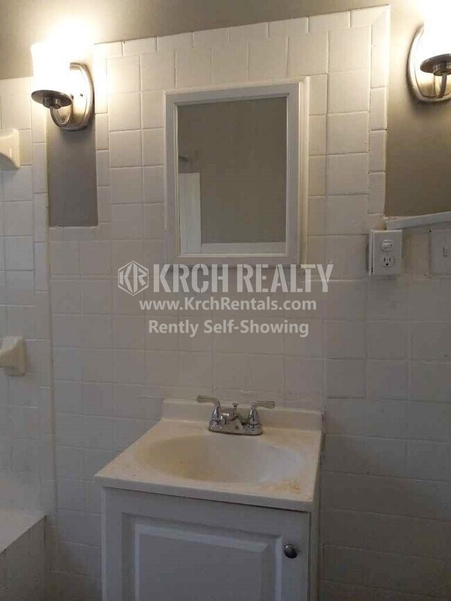 Building Photo - Two Bedroom One Bathroom home in west Tole...