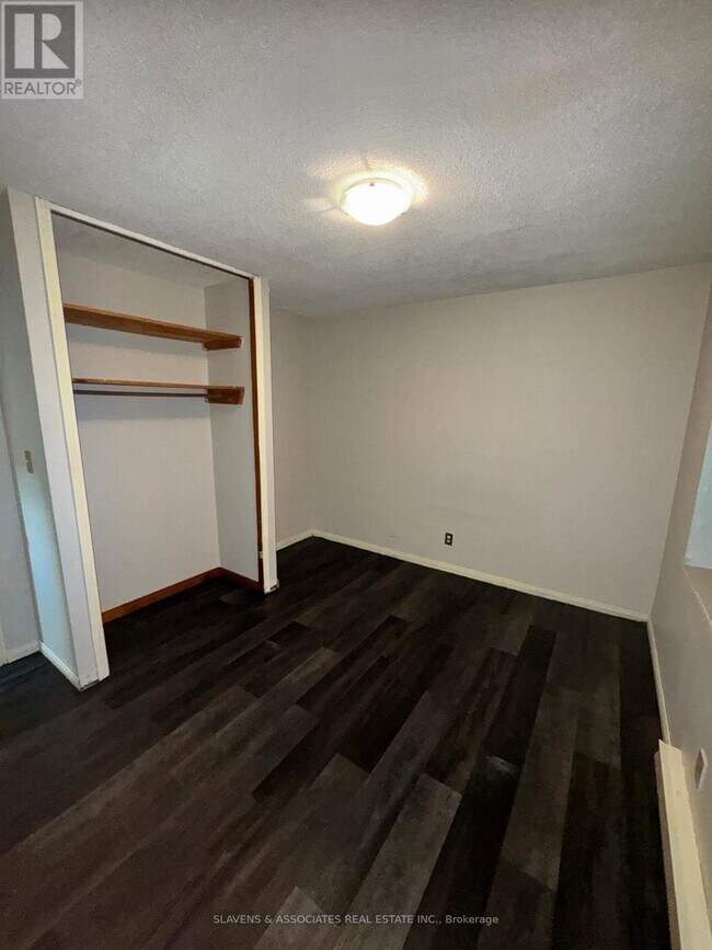 Photo du bâtiment - 45 King Ave E