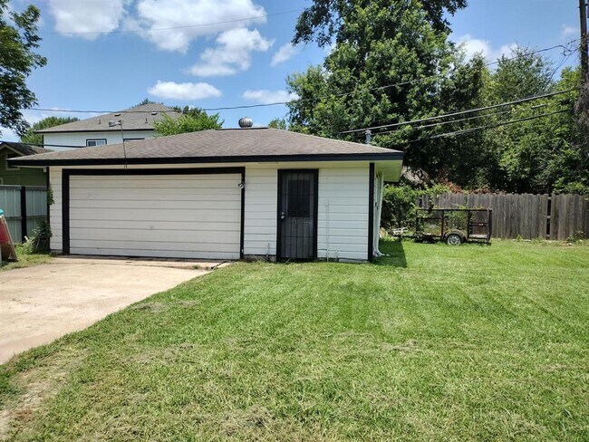 Building Photo - 5917 Southmont St