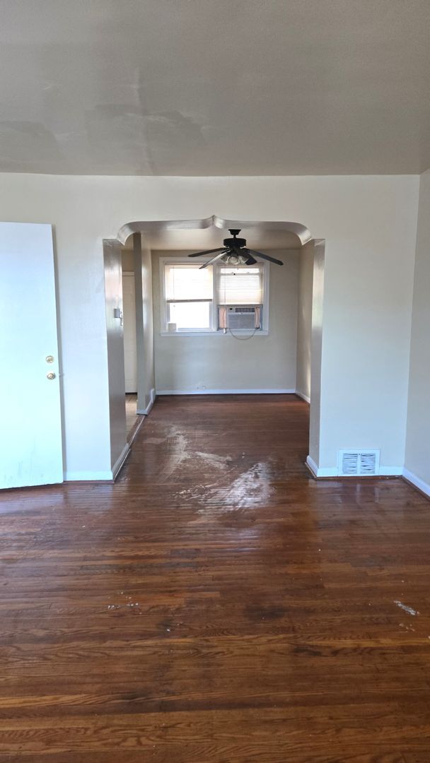 Foto del edificio - Spacious 4-Bedroom Home in Olney with Parking! Available NOW!