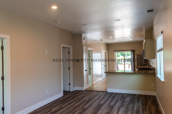 Building Photo - Spacious 3bed 2bath on a large lot