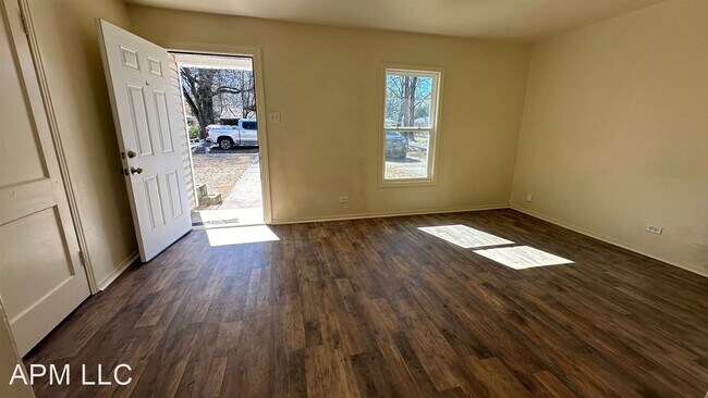 Building Photo - 2 br, 1 bath House - 704 Victoria