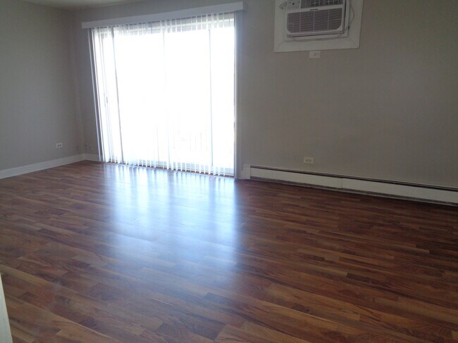 Foto del edificio - 7829 Rutherford Ave