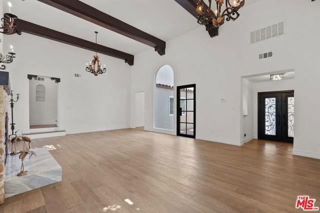 Building Photo - 1527 N Beverly Dr