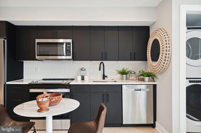Foto del edificio - 6604 Ridge Ave