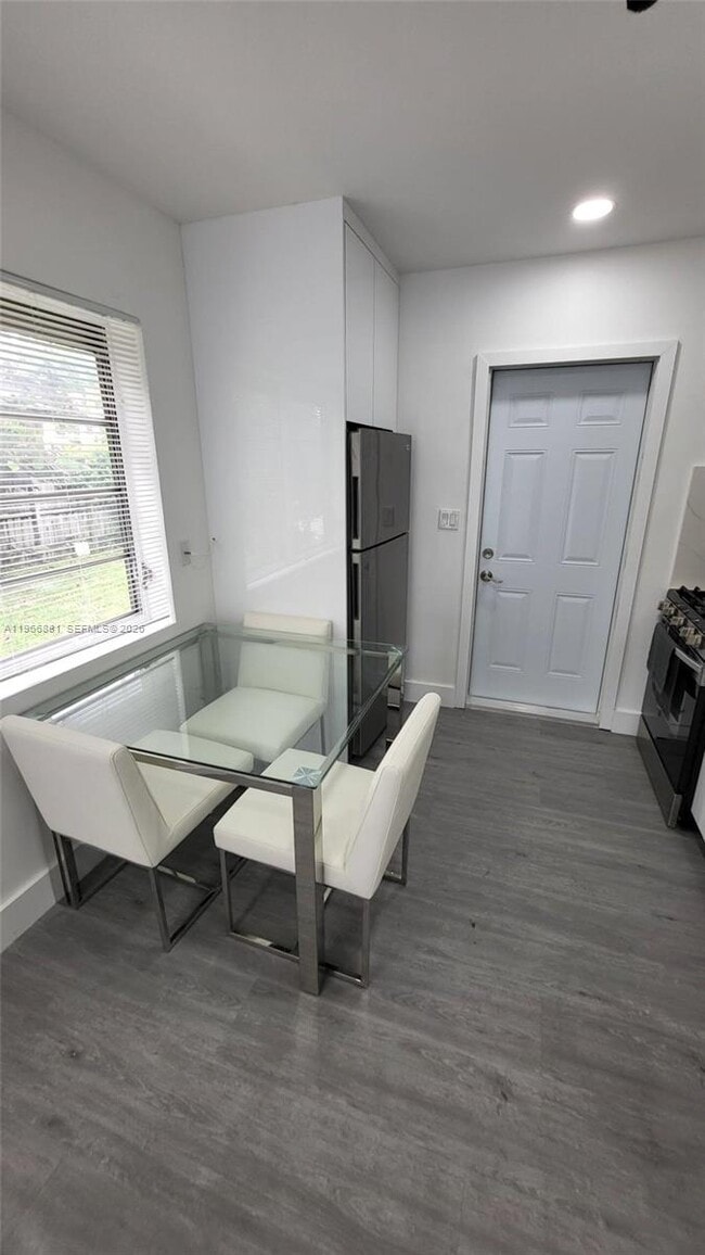 Foto del edificio - 821 NE 6th St