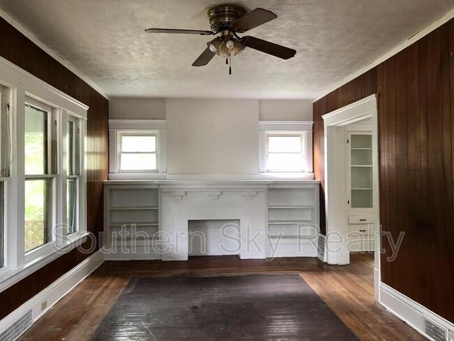 Building Photo - 907 Delia Ave